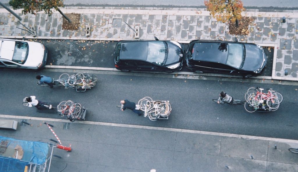 photo de remorques pleins de vélos qui passent dans la rue